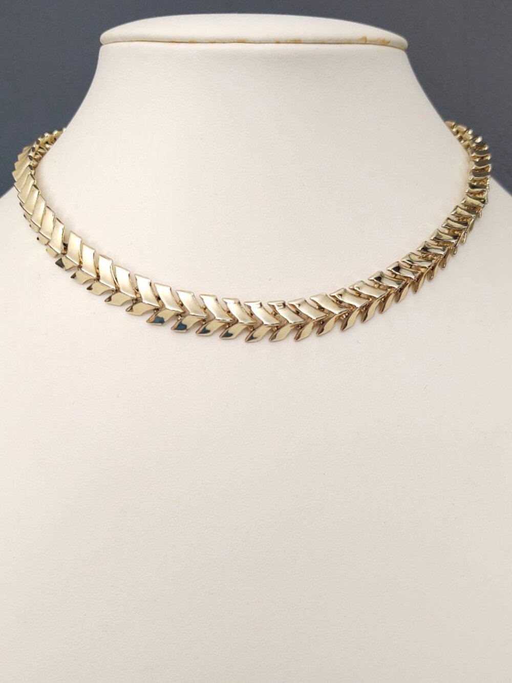 Vintage articulated chevron/fish bone gold choker necklace